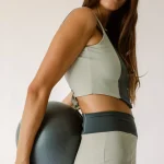 Top yoga deporte mujer sostenible gris